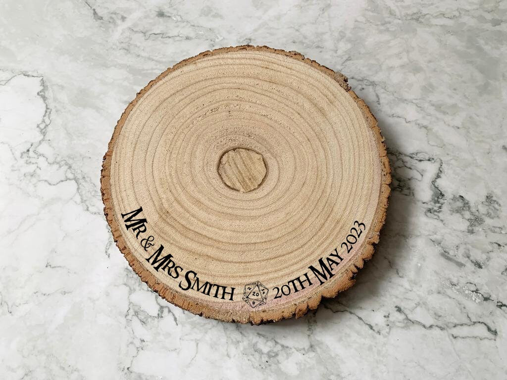 Personalised Engraved DnD Dungeons and Dragons Wedding Cake Stand, Log Slice, Wood Slice, Critical Hit Dice, Wedding Cake Display Board - Resplendent Aurora